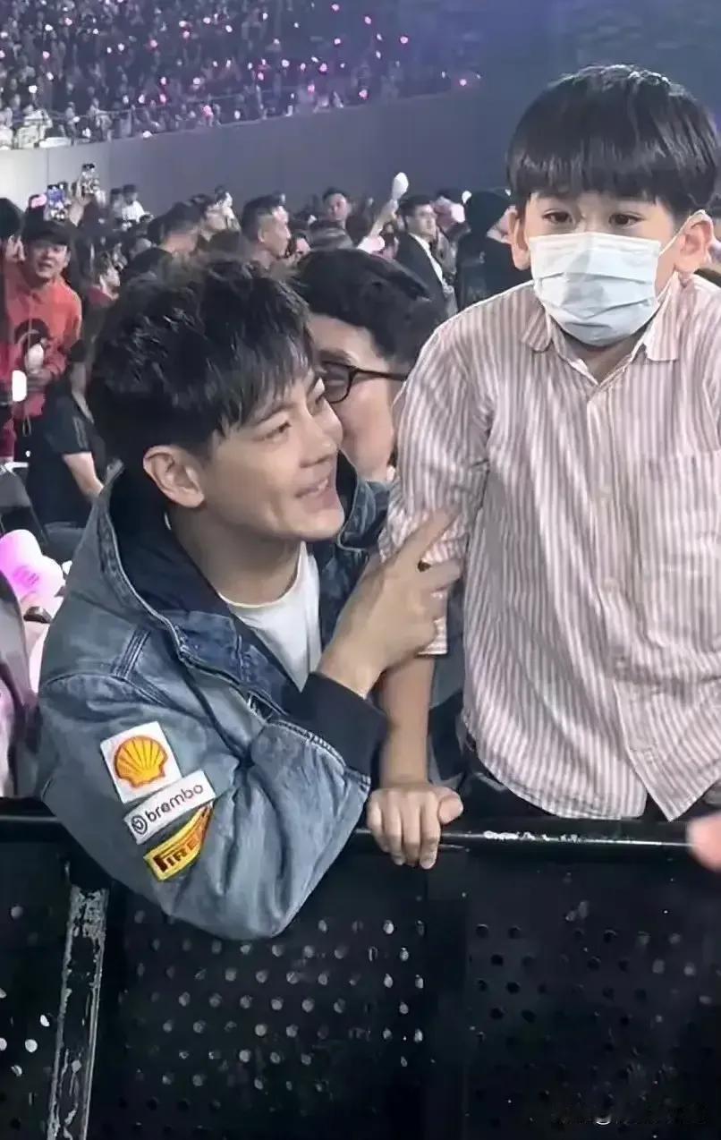 陈若仪虽然不漂亮，但人家命美啊，老公帅就算了，三个儿子更帅，家里简直就是帅哥集中