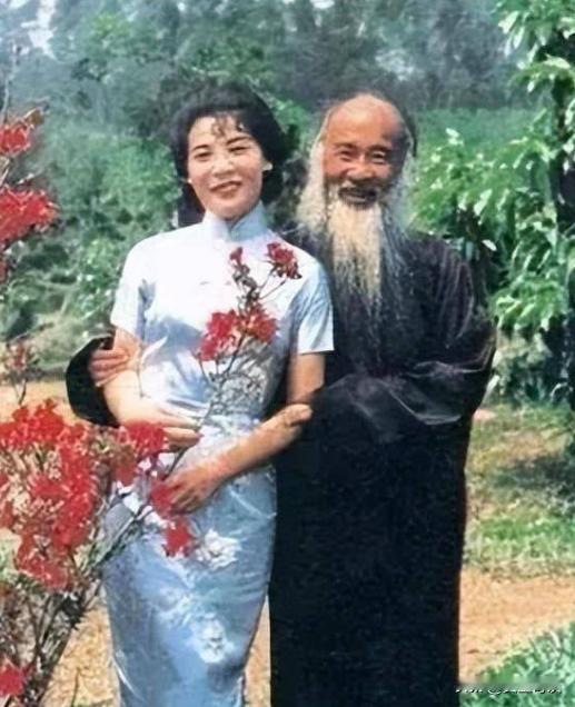 1945年，张大千收了个16岁的女徒弟。

结果女徒弟画技还没进步，肚子先大了，