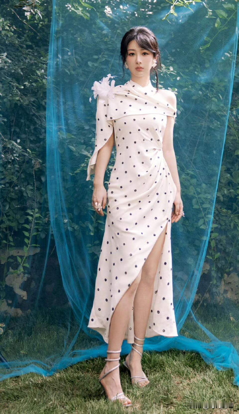 身穿白色圆点高开叉长裙的杨紫，就一个字形容，美！
