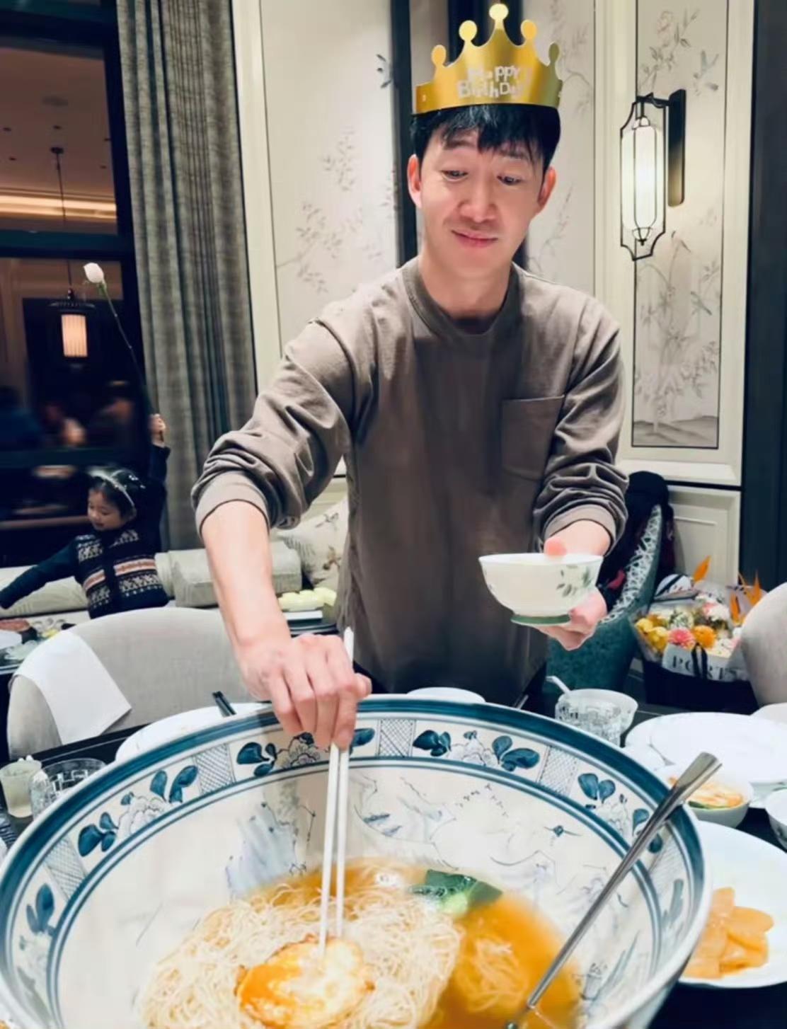 王阳与家人一同庆祝生日，生日宴上的长寿面格外丰盛，仪式感十足。女儿长相甜美，宛如