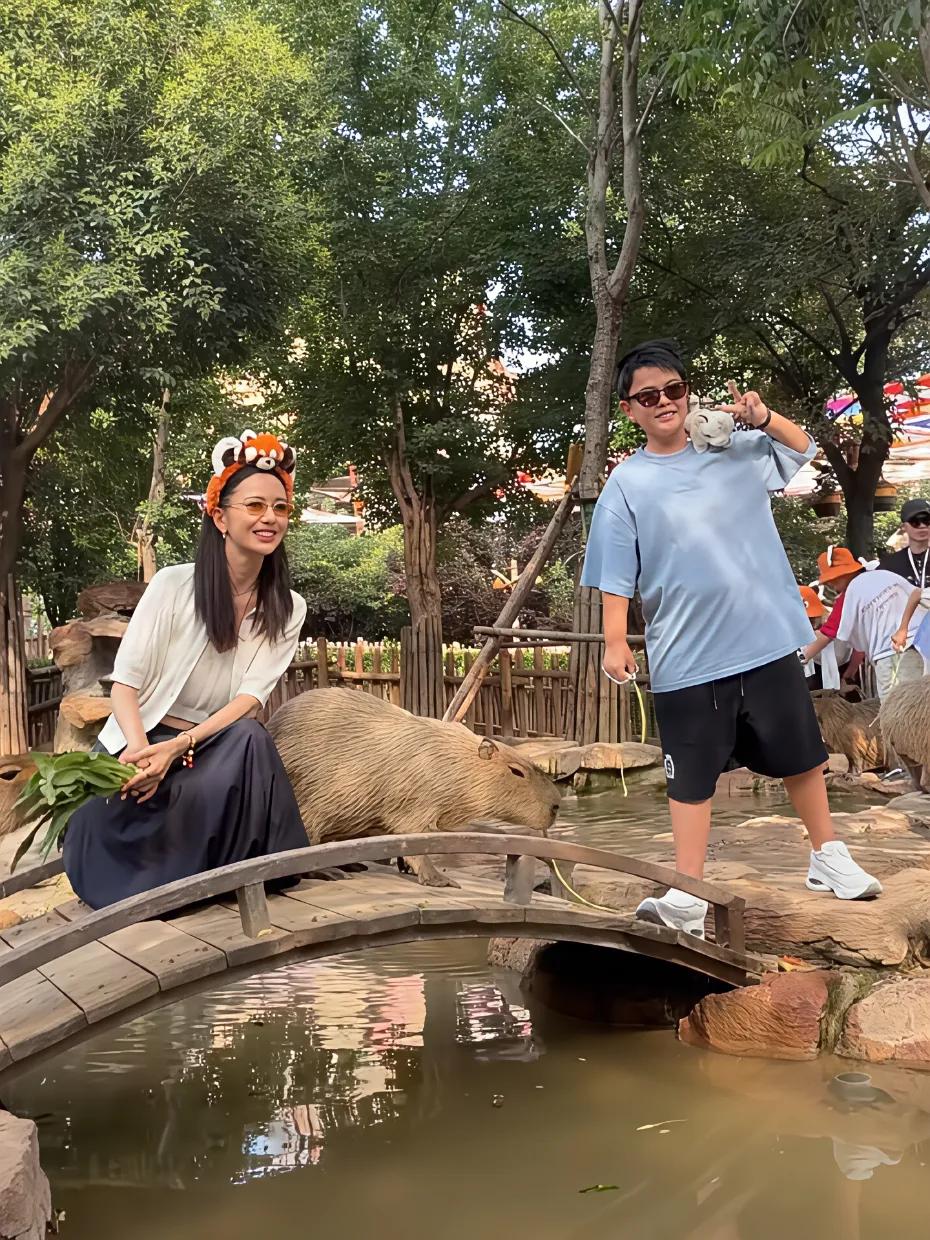 这孩子的生父绝对不会有人质疑。