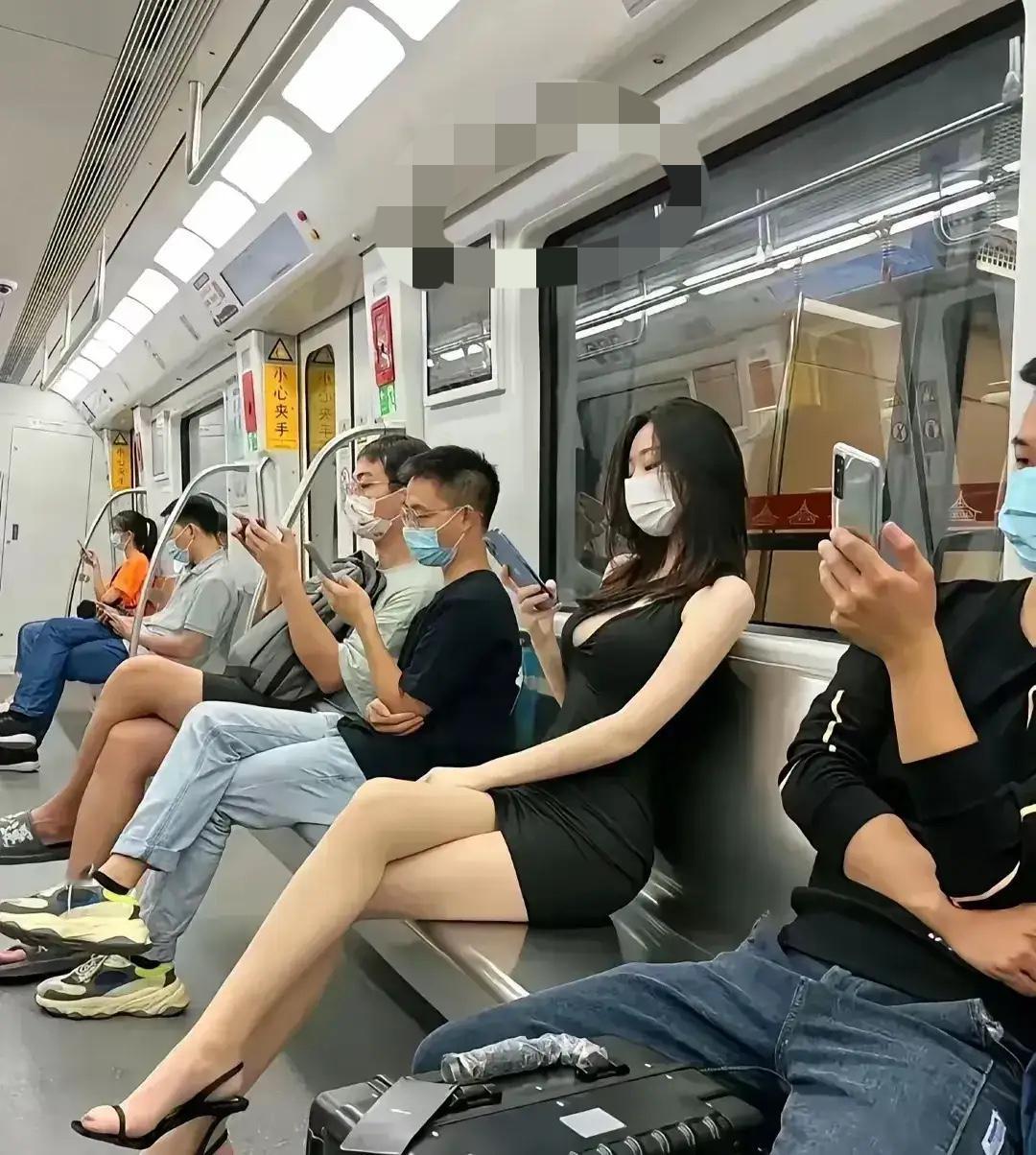 上海地铁一幕刷屏！大妈怒斥女孩穿太少反被怼：我花三万隆的胸，凭什么不能露？
昨天