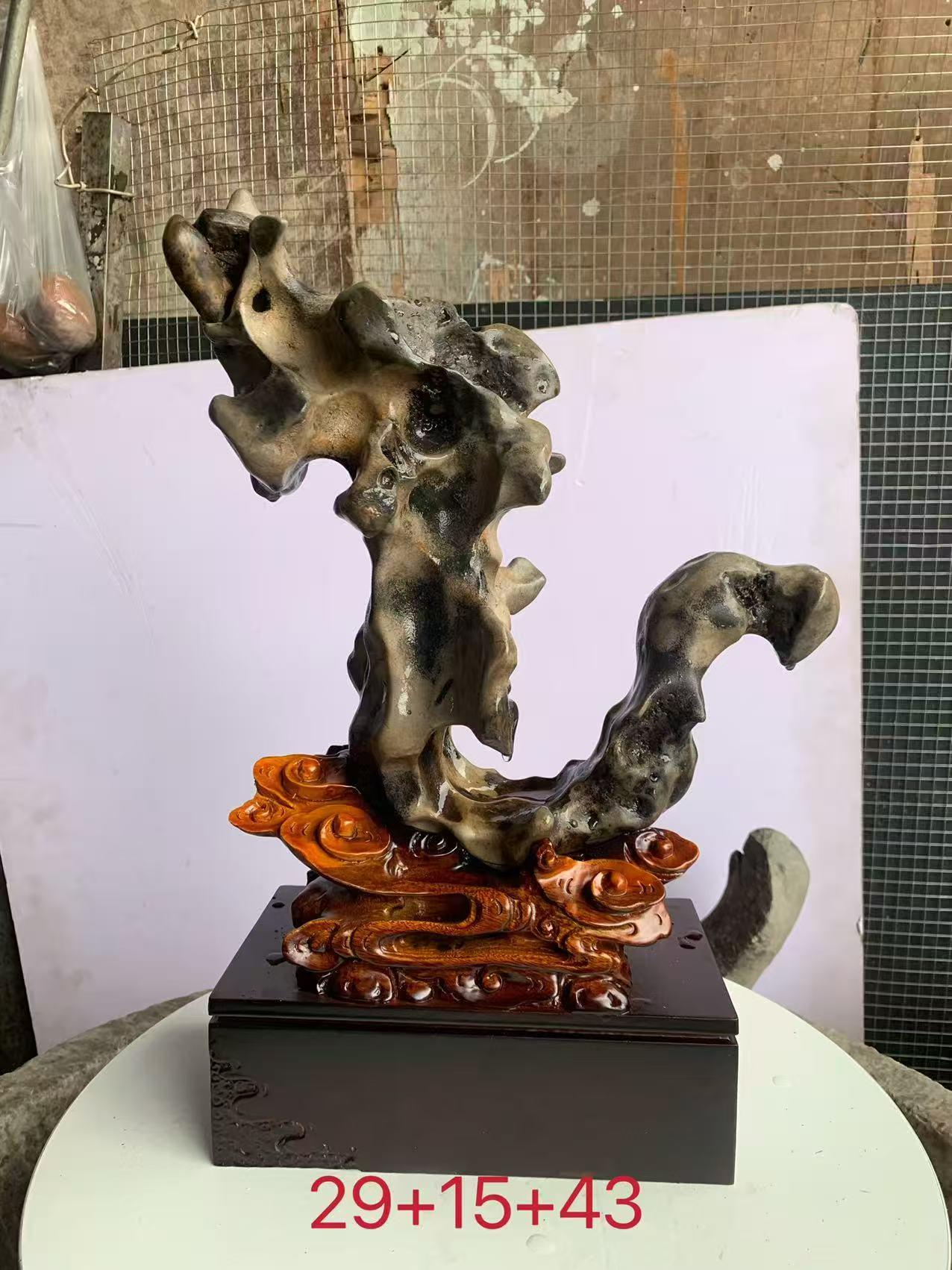 晒晒自己的石头这是一块难得的奇石，之所以奇特是我发现它时本不看好它，从淤泥里面，