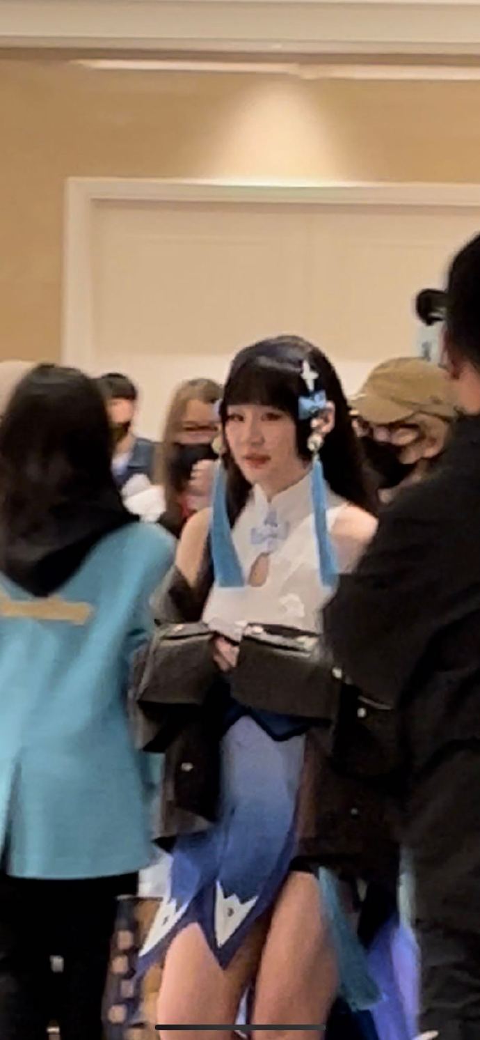 #金靖cos西施#萌探金靖cos西施路透，齐刘海加蓝色发饰好亮眼，从宫紫商到西施