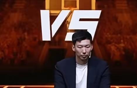 周琦脸彻底黑了，尴尬死了！
昨晚周琦解说到最后2秒，彻底崩不住了，因为他正喊话叫
