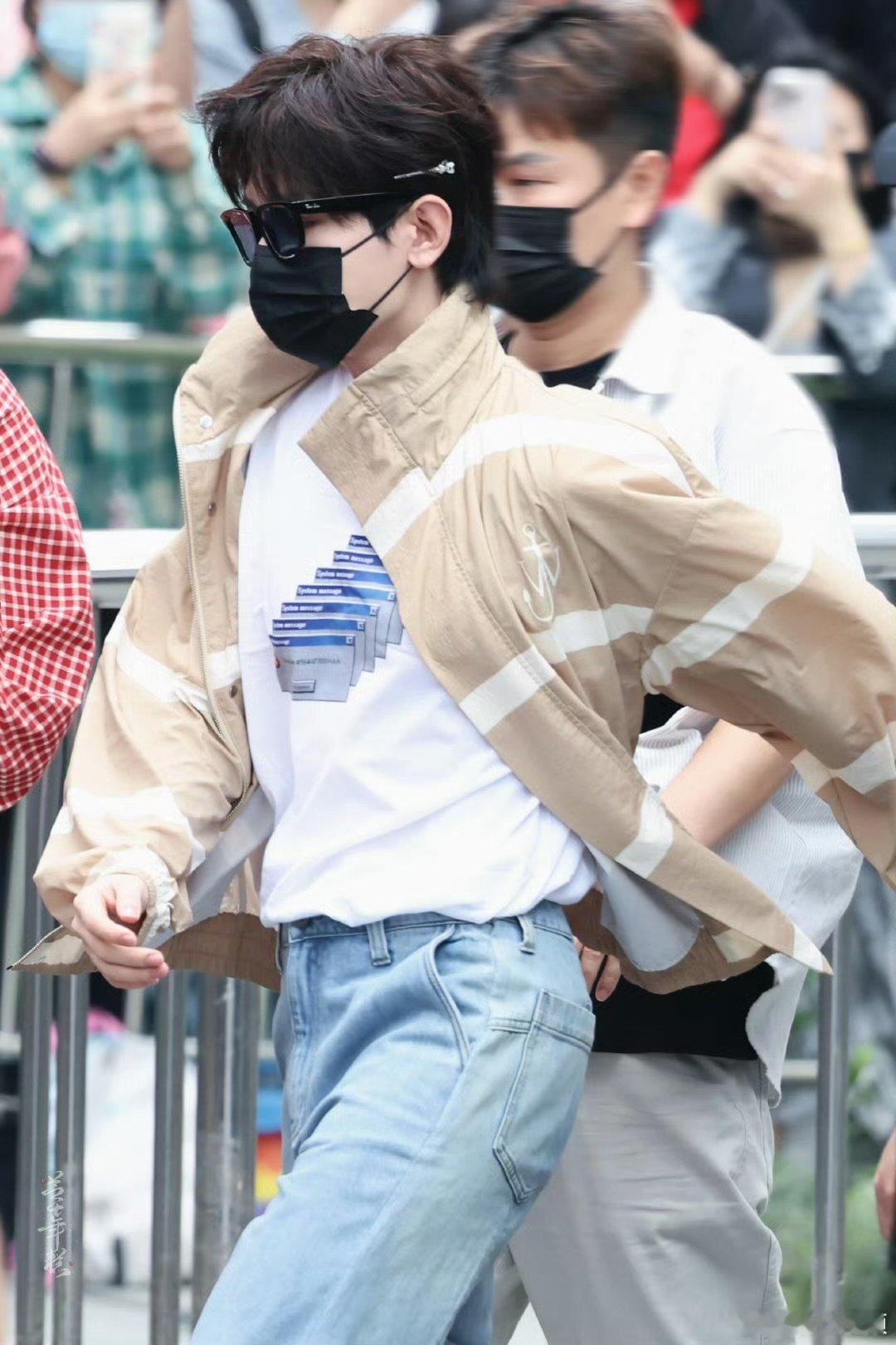 成毅hi6彩排上班路透成毅清爽男大成毅hi6彩排上班路透！！卡其色外套搭白t牛仔
