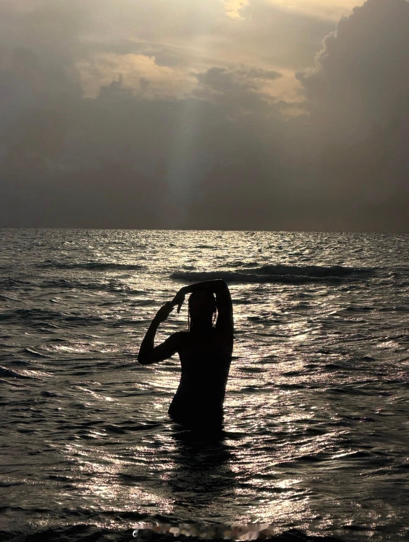 【大坂直美发多张度假照片】配文“朋友”。