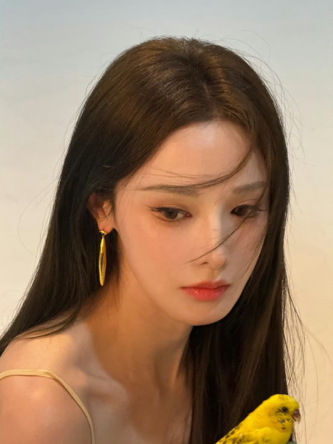 彭小苒的美貌依旧稳定发挥！花絮都这么美呀，仙女本仙！ 