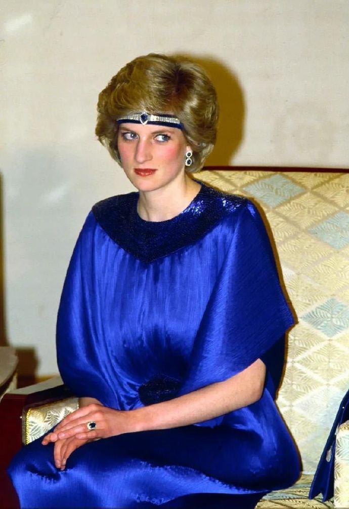 戴安娜王妃是个天生的衣服架子，披个麻袋都好看，威廉王子曾言，母亲是一个爱好时尚的