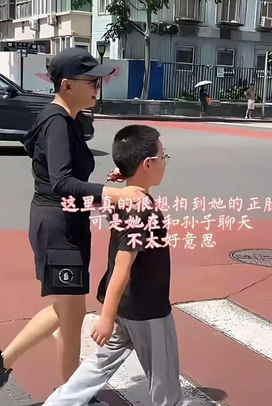 7 月 13 日，有关她和两个孙子的近照引发讨论，过去几年，宋丹丹因为保持运动习