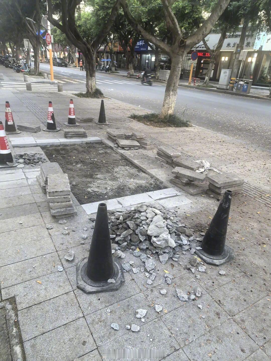 【温州楠溪江路人行道终于开展维修】楠溪江路人行道修好不到一年地砖起翘松动，臻龙集