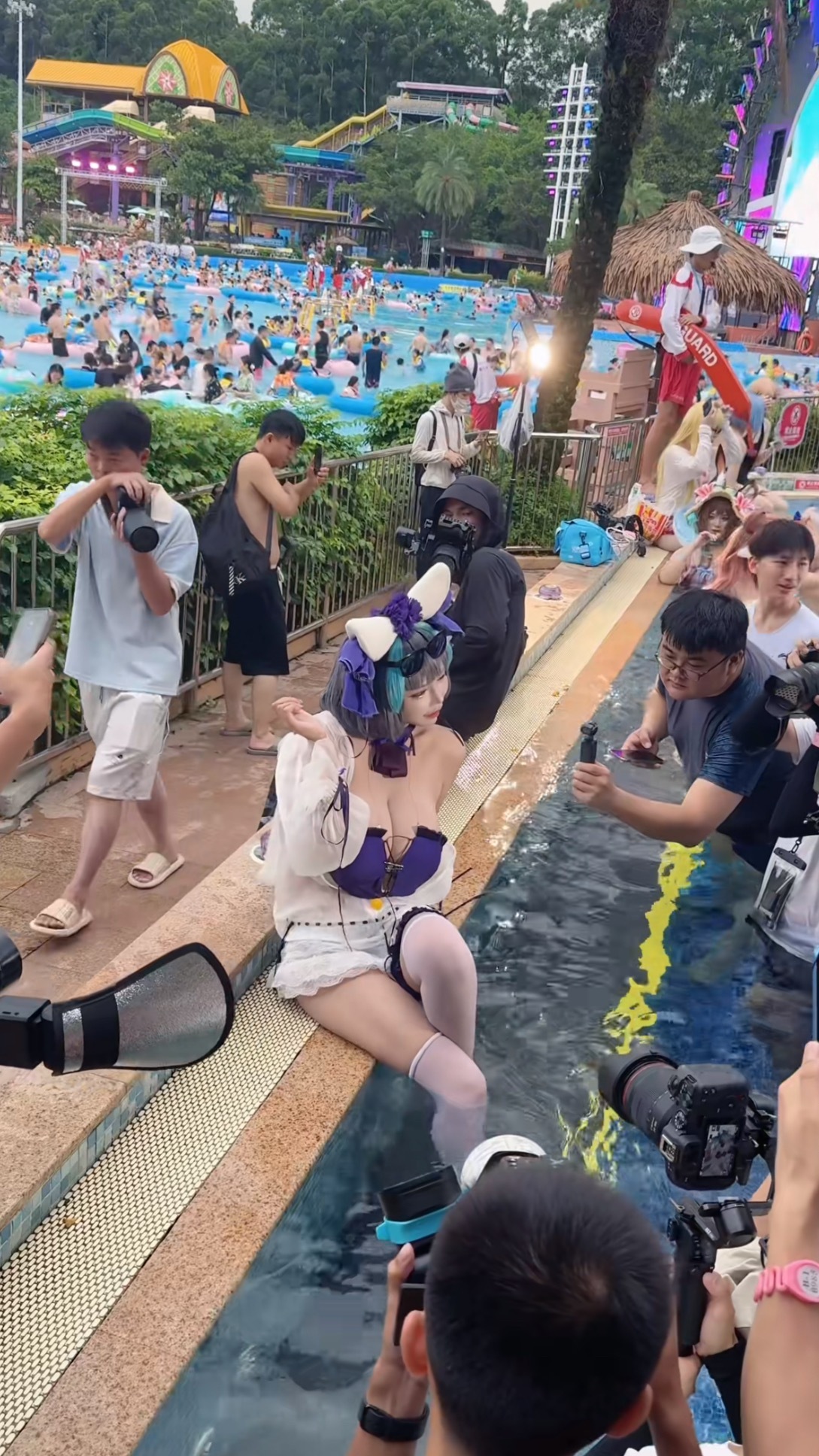 一到夏天水上乐园就很热闹 ​​​