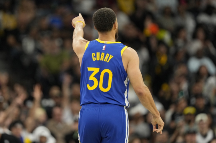 今天训练结束后，库里接受了采访。有记者提出库里仍有些跛行，对此，库里表示：“原本