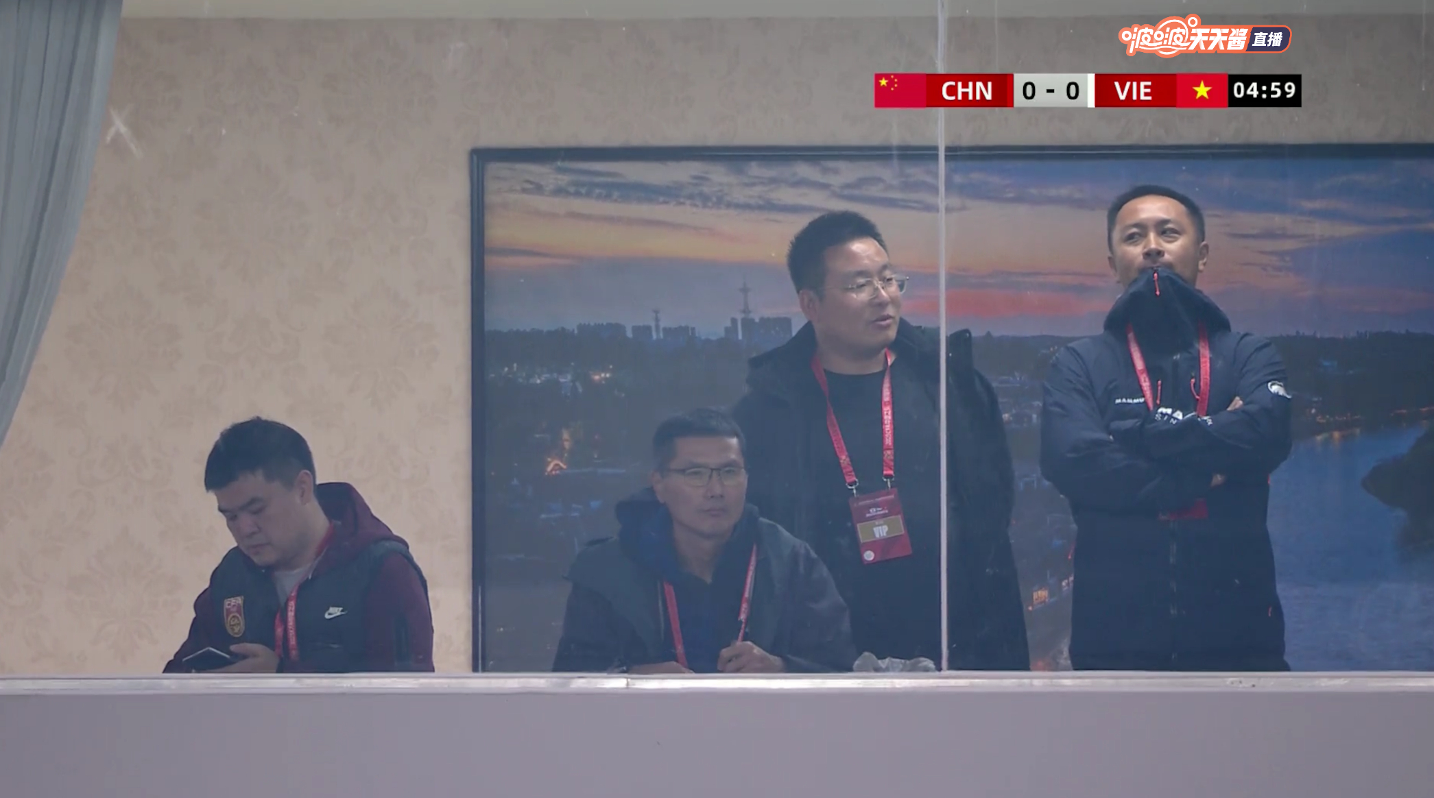 欢迎来成都，还是很认真的在看比赛。 