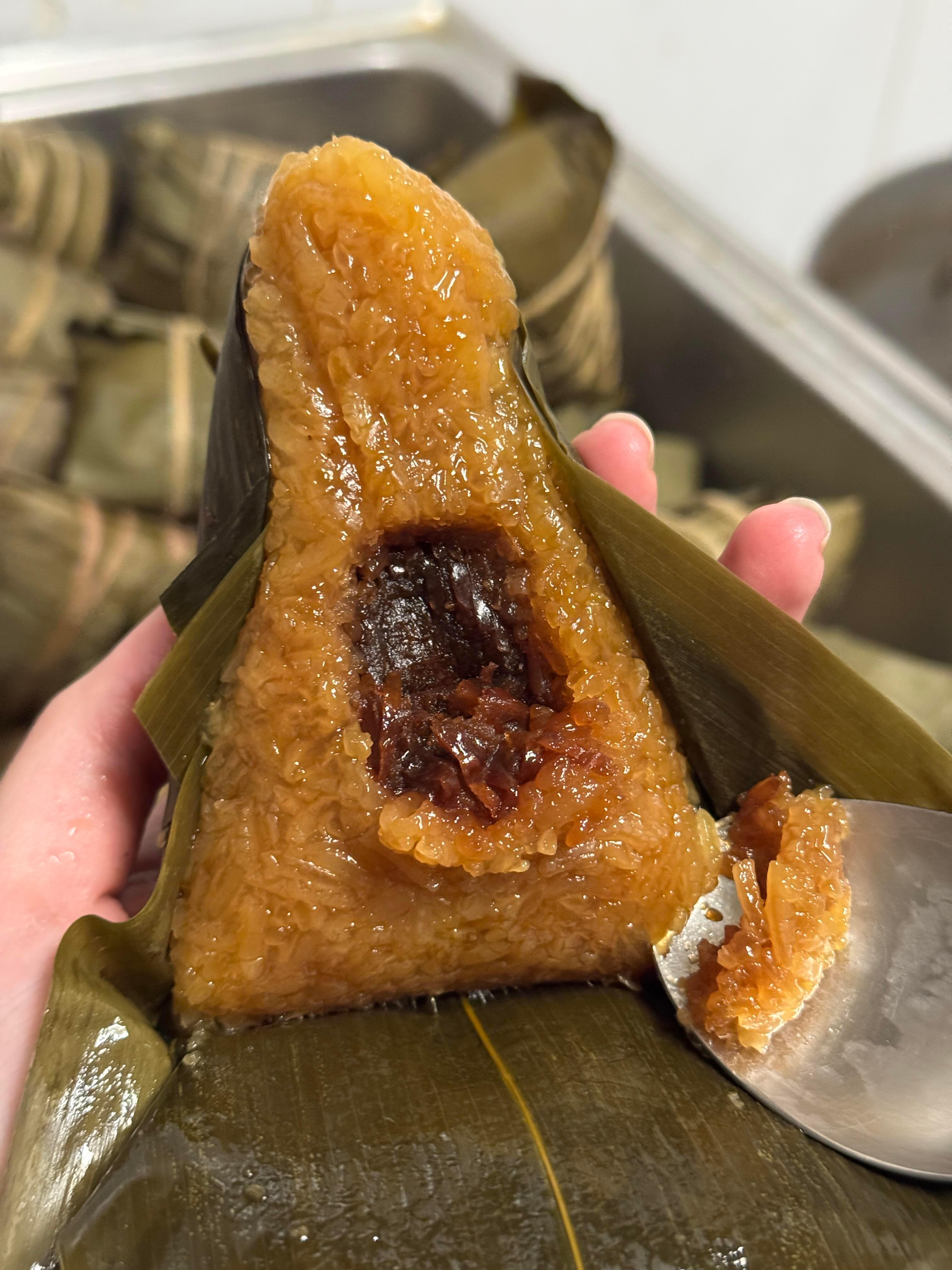 粽子节到了,不管吃甜粽还是咸粽,都祝我们钱包要像,粽子一样鼓鼓囊囊,富得流油。 