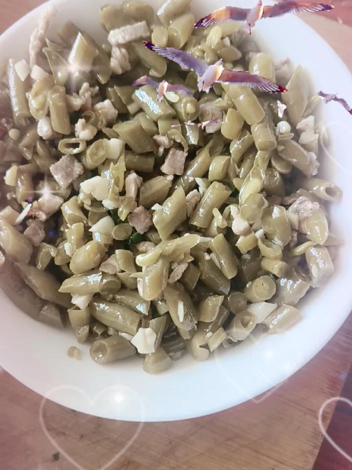 村里有一家川菜馆，老板厨师都是四川人，所以做的菜都是四川味。酸豆角据说也是四川菜