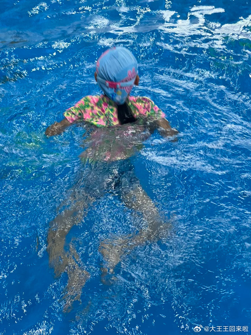这个假期一直忙着照顾老大，老二一直说想去游泳都没顾上。今天沟通完项目方案，带老二