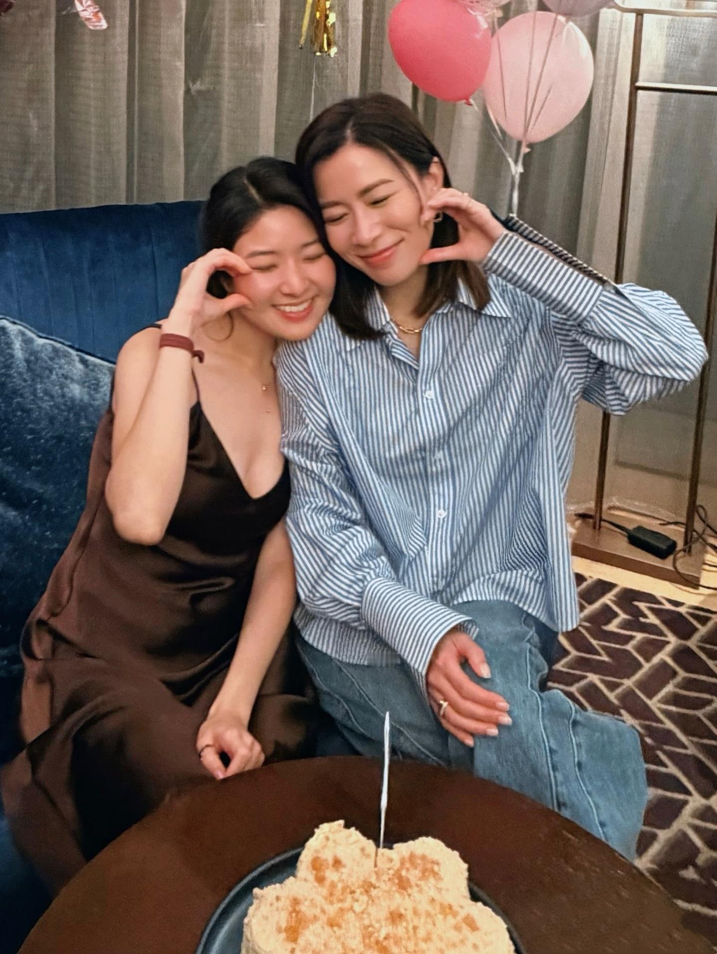 佘诗曼给许绍雄女儿庆生 佘诗曼给许绍雄女儿庆祝29岁生日，真好啊！ 
