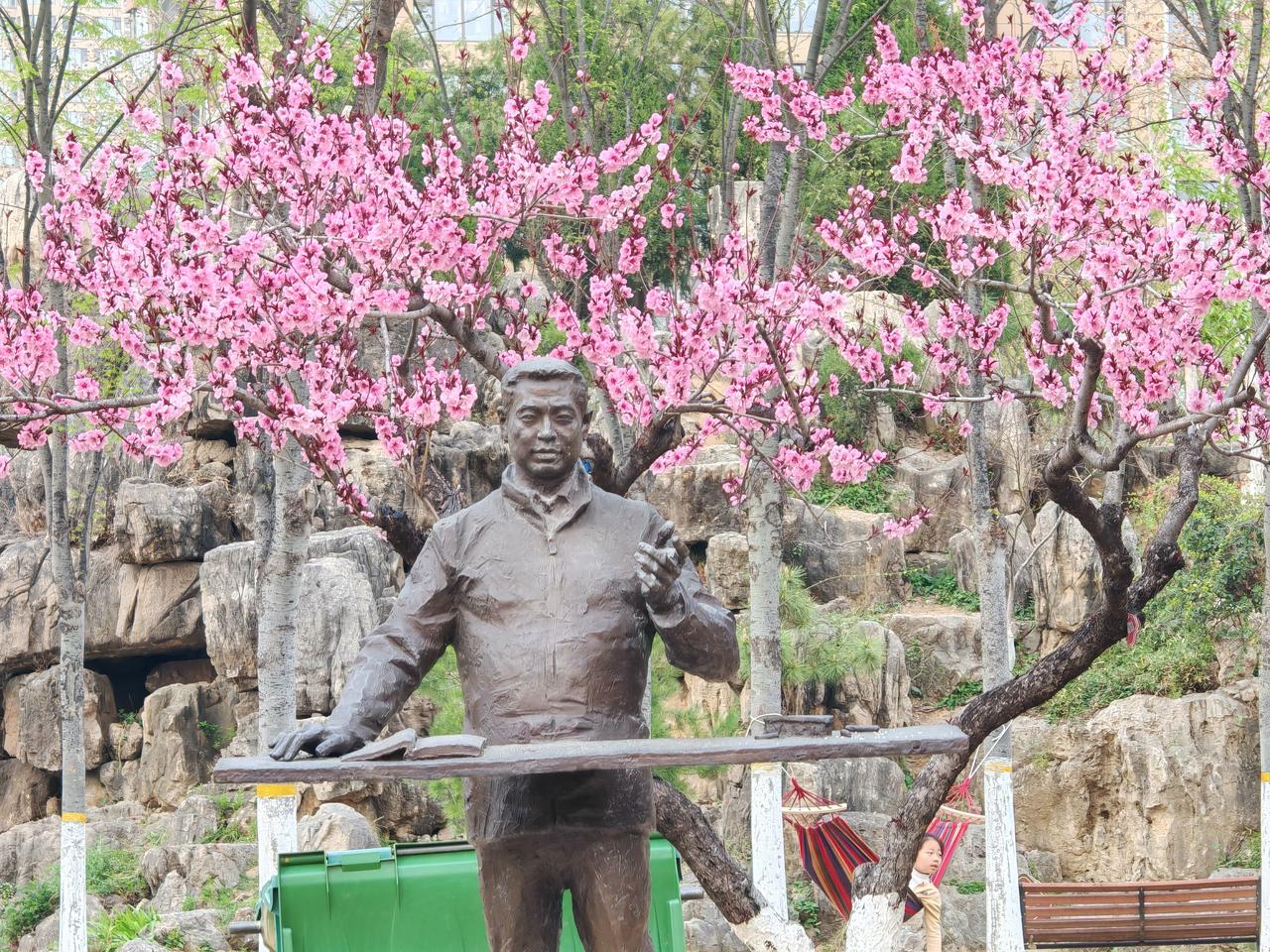 教师奋斗一生为了什么? 
很多人觉得教师就是上课、改作业，可他们的意义远不止于此