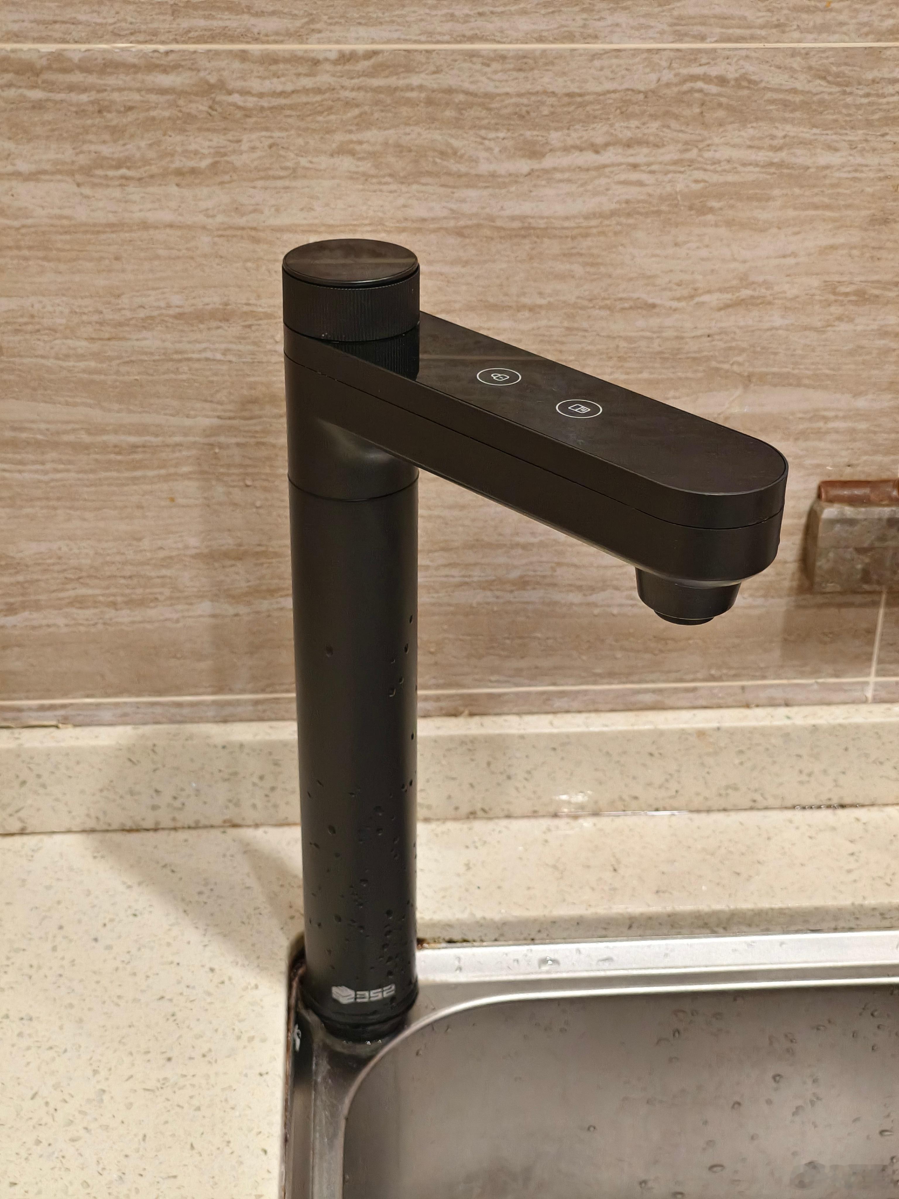 352 B425H智能加热净水器已经用了一段时间了，用着确实很舒服。出水速度超级