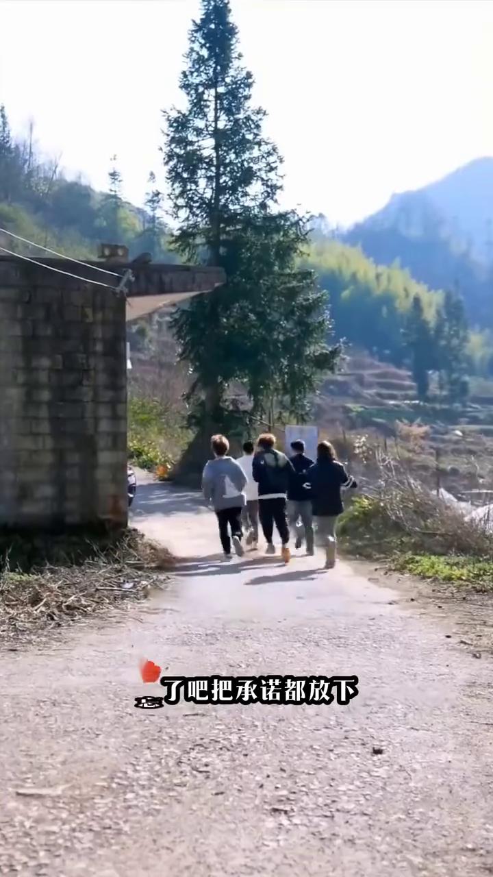 忘了吧那风吹和雨打，忘了吧这心痛的挣扎，忘了吧我们曾经说过的话，忘了吧这爱情的虚
