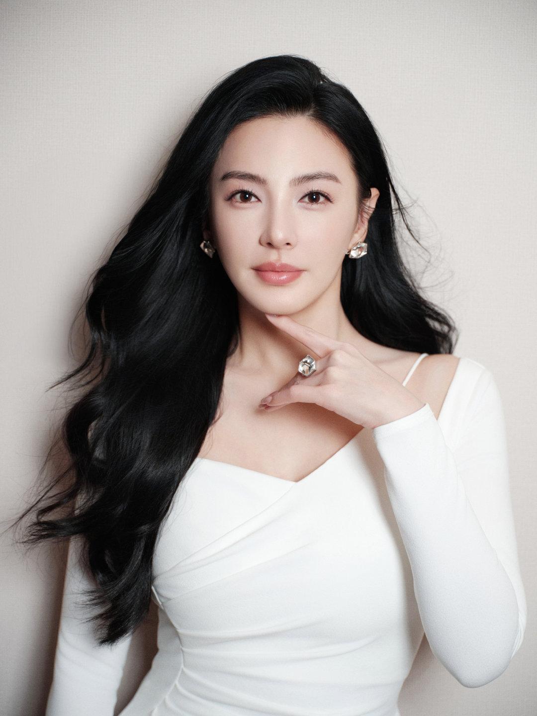 成熟美人张雨绮穿搭写真