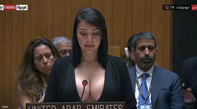 这位黑衣女发言人语调铿锵有力，气场强大，霸气侧漏，不服不行！