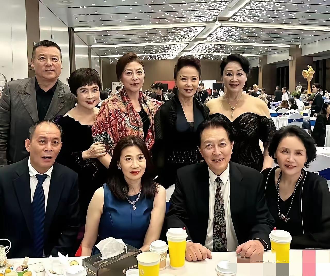 这都是演艺圈的老戏骨，能认出三个，说明你已经不年轻了。