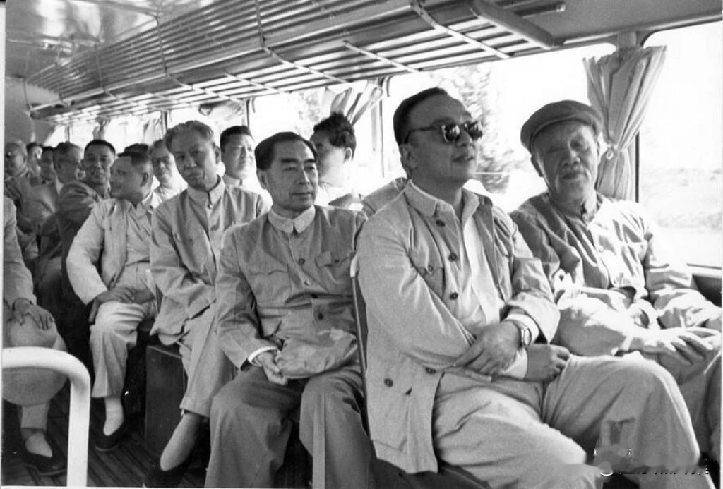 【周总理历史上的今天——5月25日】
1958年5月25日下午，毛泽东、刘少奇、