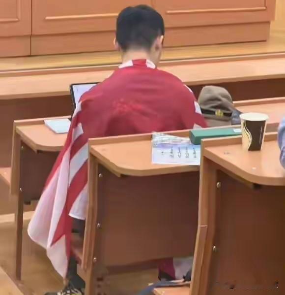 身披旭日旗的留学生被遣返：这不是个性，是触碰民族底线的无知
近日一则消息引发全网