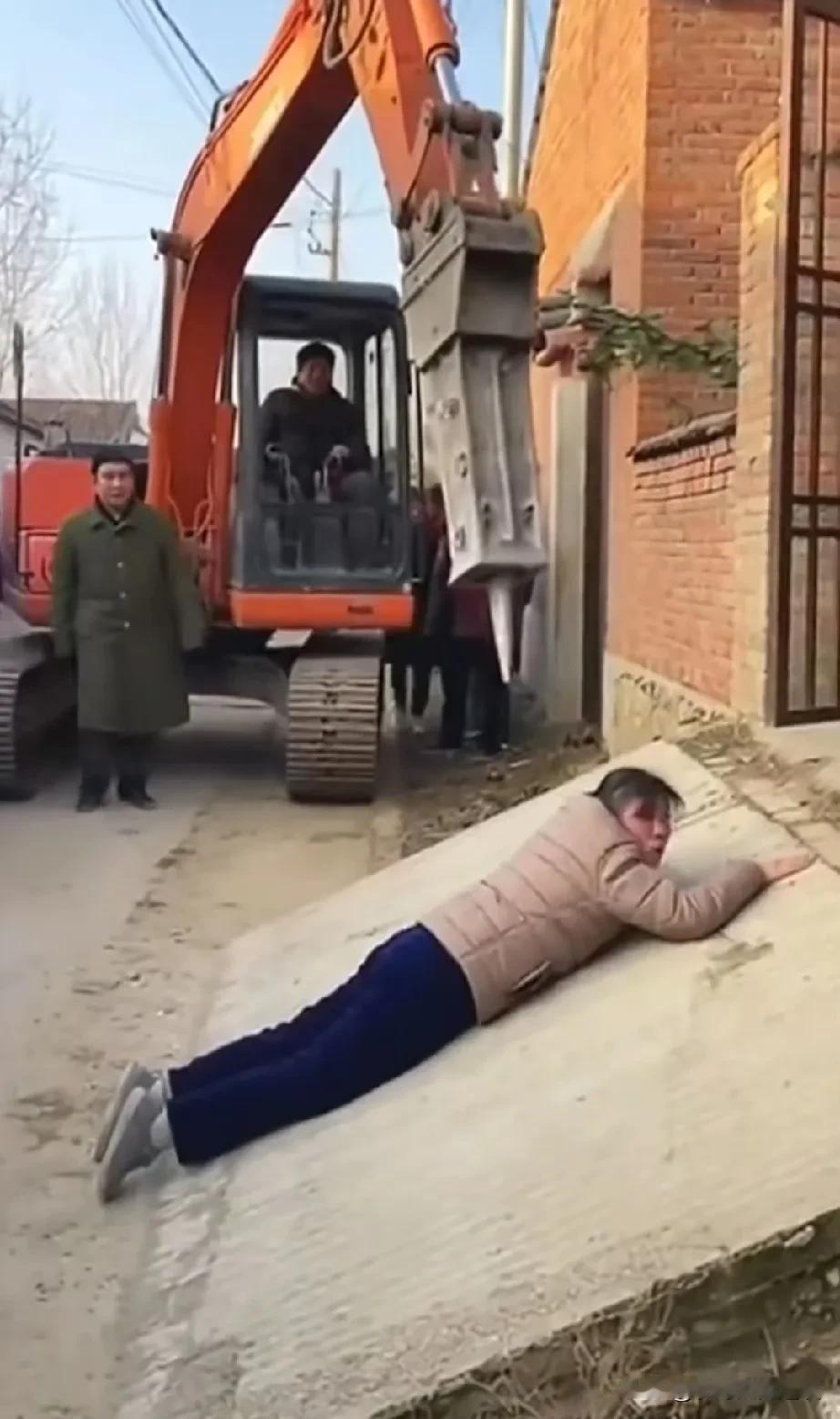 大妈太无理取闹了，自家修的绝户坡占了半边路影响了全村人的通行。村里集体整理，她却