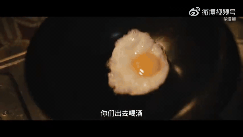 台湾间谍吃统一泡面电视剧交锋看《交锋》这段直接笑出声，道具组真的藏了小巧思，台湾