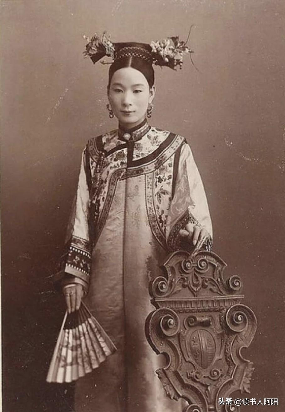 很少见哦！
一张清朝驻美国大使老婆的照片！
照片后面写着题词:
致梅.H.摩根小