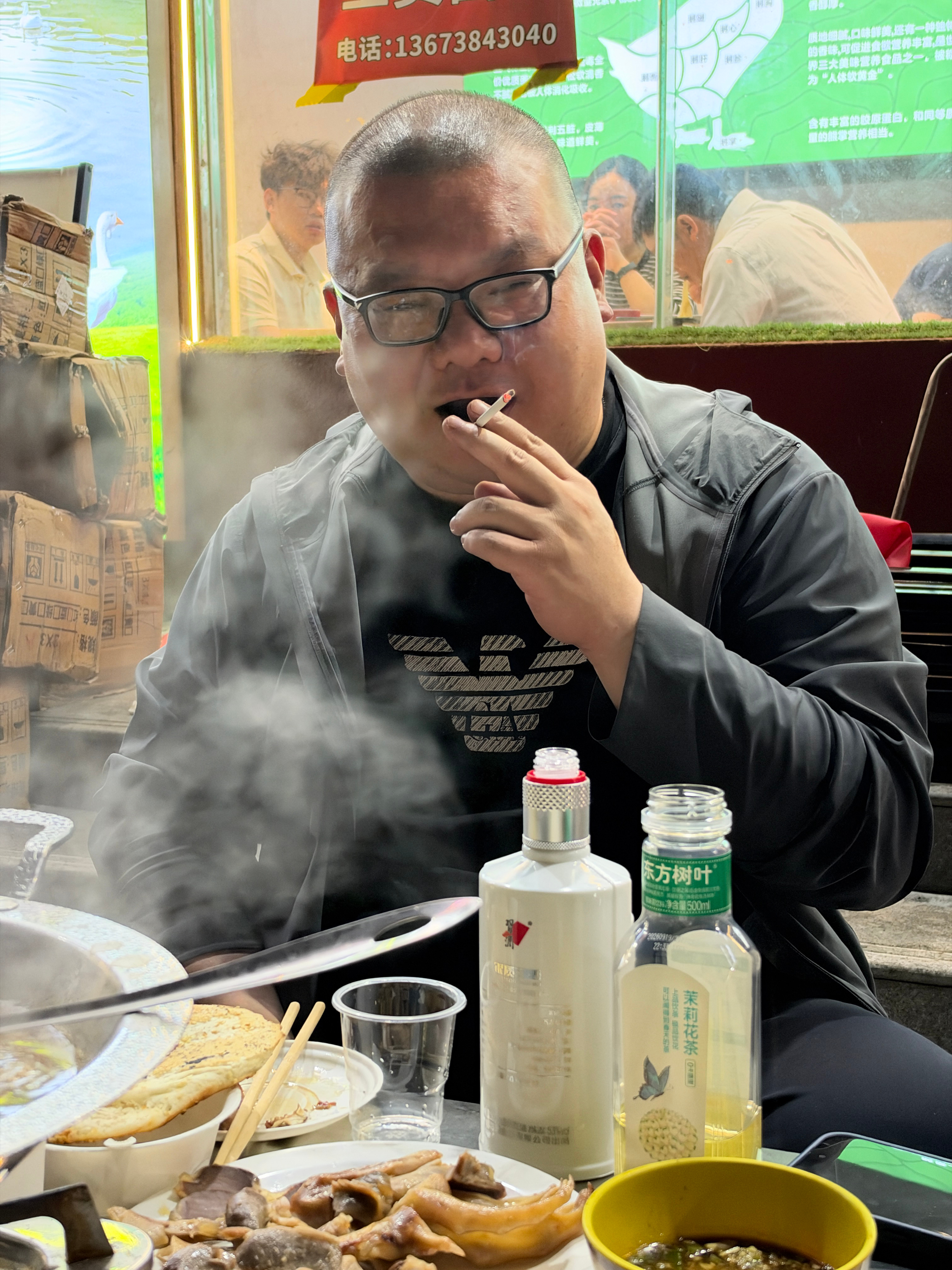 和高中同学吃个鹅肉，明天他们去沛县踢足球，村超。就是刘邦、樊哙的那个沛县，当地足