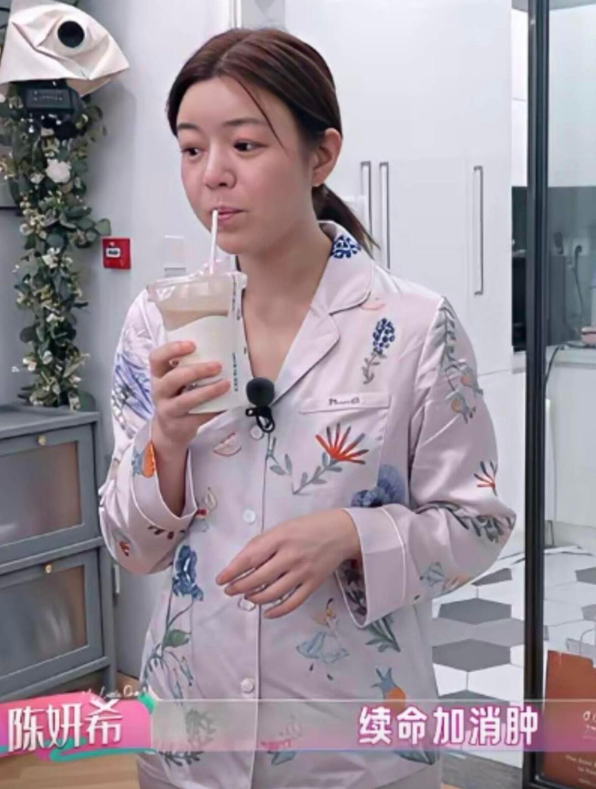 陈妍希最近节目里素颜出镜，肿成大饼脸，曾经的巴掌小脸荡然无存 ​​​