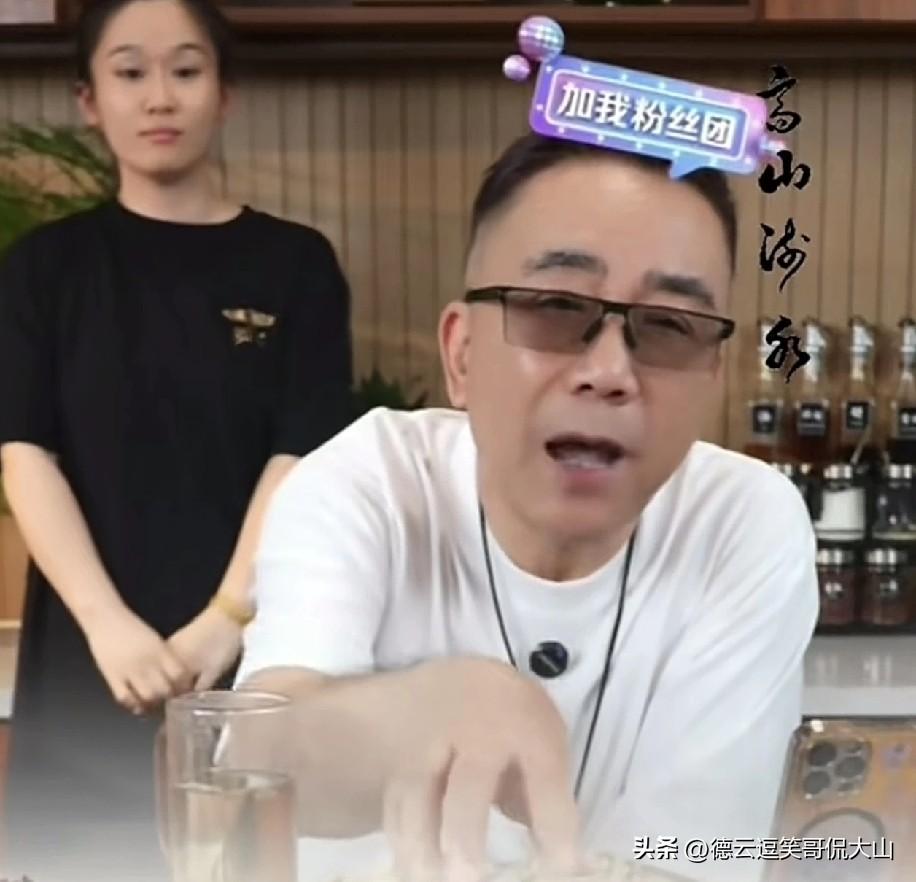 杨议忙到没空拍别的：园子签了合同，下午演晚上直播，分身乏术
 
杨议说自己现在忙