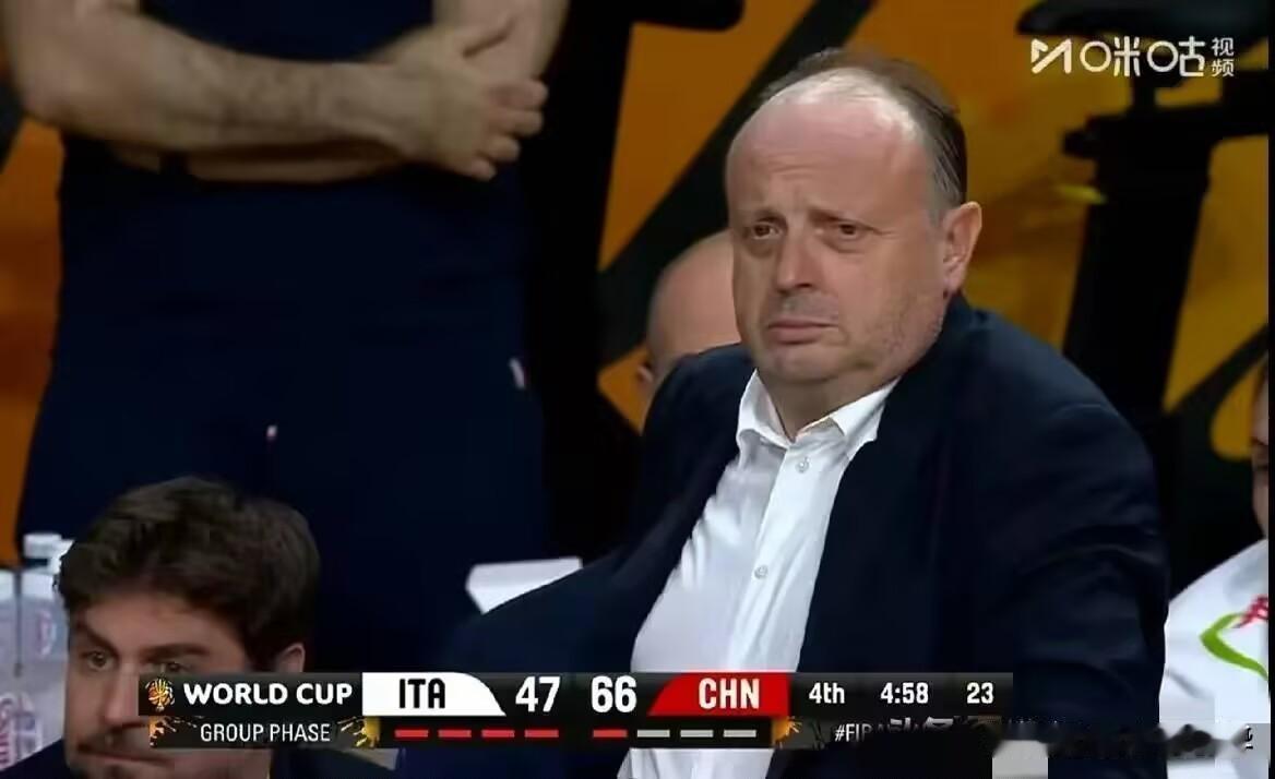意大利主帅神情失落，球迷满脸沮丧，亲眼目睹中国队狂胜20分，三分箭如雨下，内外开