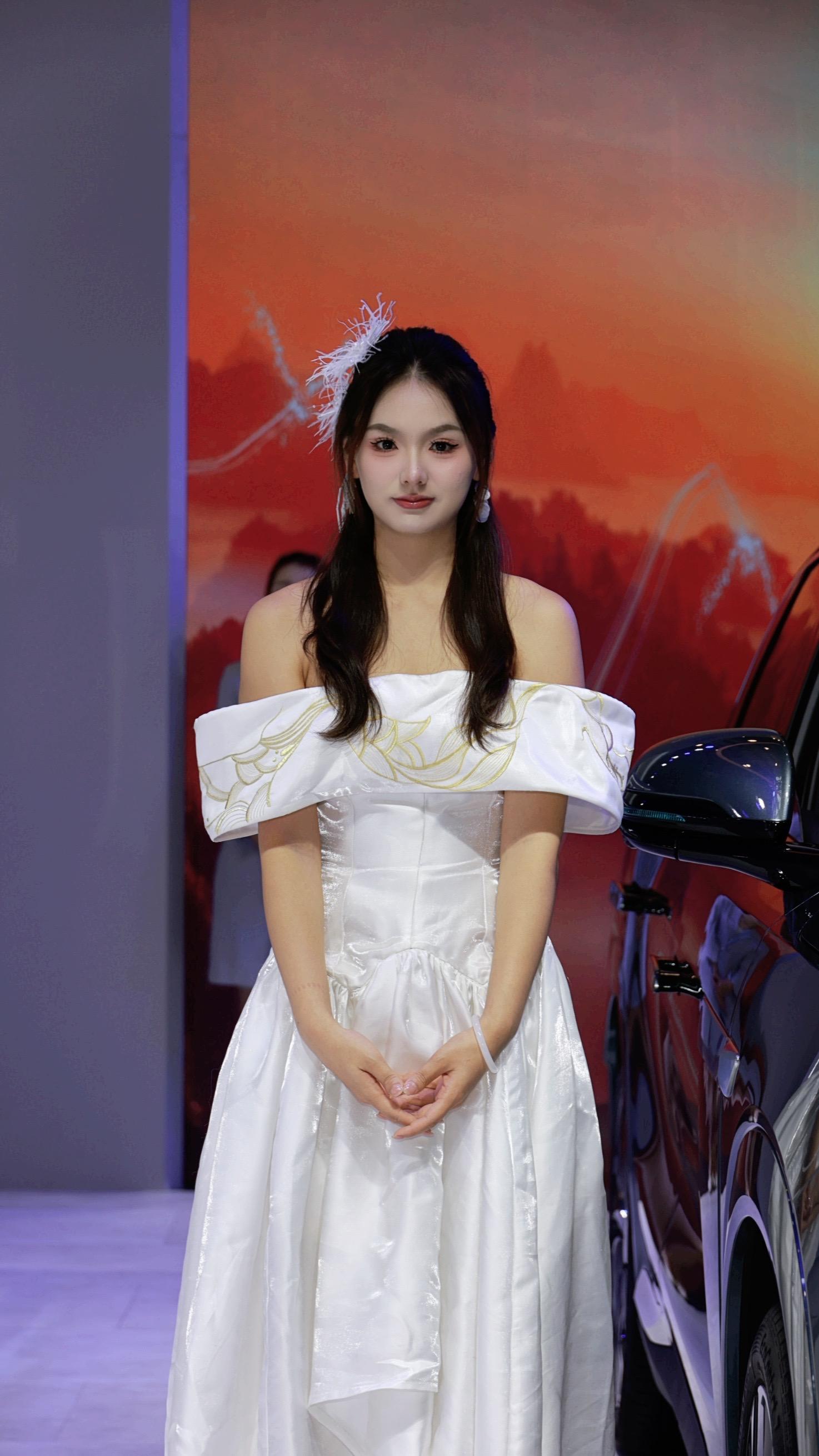 辣妹穿搭大赏 清纯女神 挡不住的颜值 长腿女神 车展现场