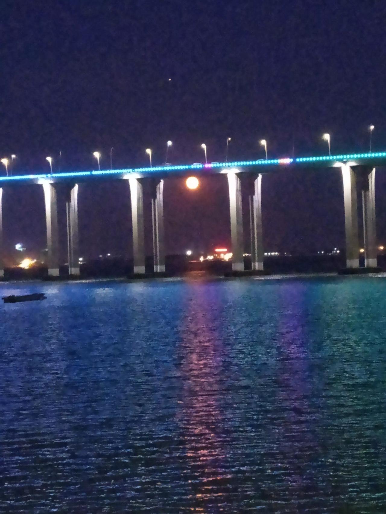 一轮明月从海湾之上升起来了。这是多年前在中秋节拍摄的湛江海湾大桥的夜景。虽然拍摄