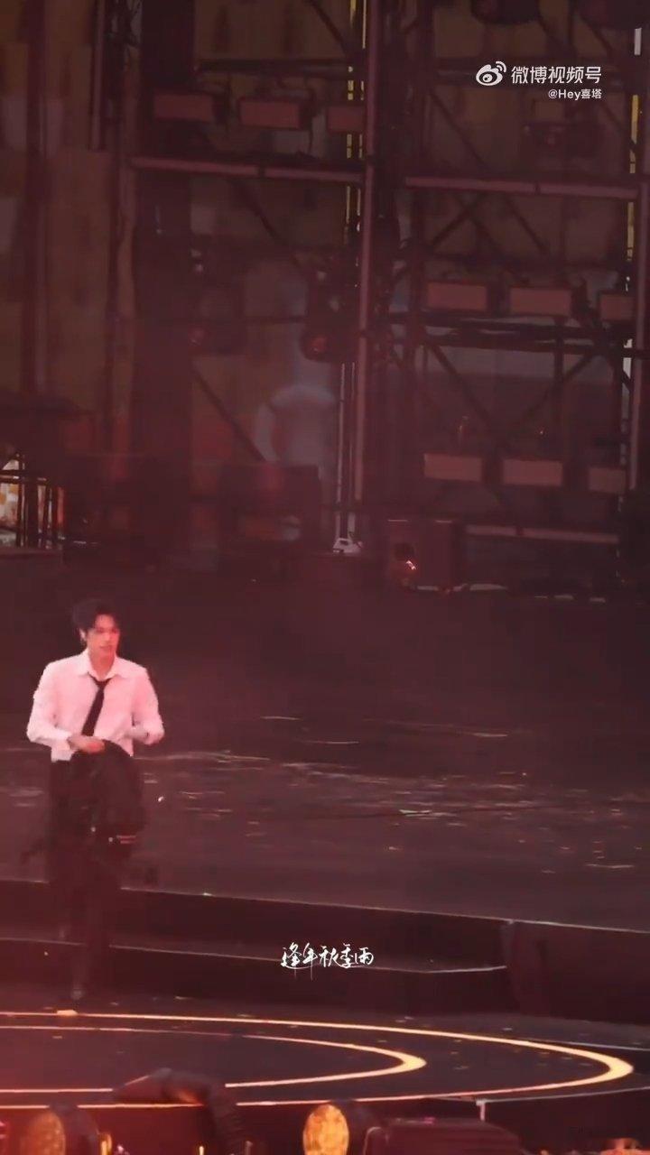 张极帮张泽禹捡外套张极帮张泽禹捡外套了在这个充满变化的圈子里，他们还能保持这样纯