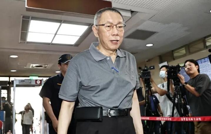 柯文哲交保后首度出庭，庭讯结束后柯文哲步出法庭，并与小草击掌、握手。
柯文哲在交
