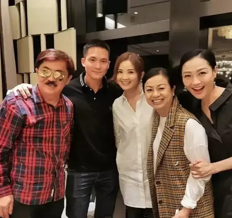 终于知道为什么阿sa朋友少了。很多人都知道李小冉，陈妍希结婚的时候，其实都找阿娇