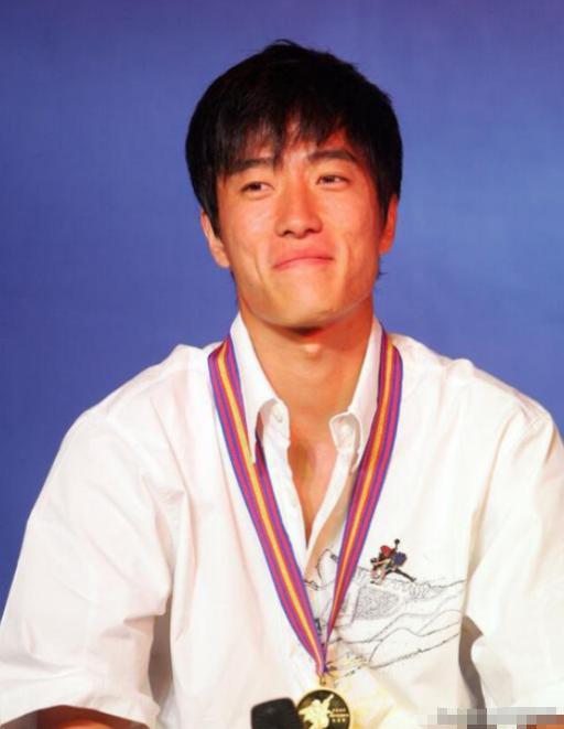 2004年刘翔跨栏夺冠后，开发商送他一套225万的房子，他豪气地送给教练，不料，