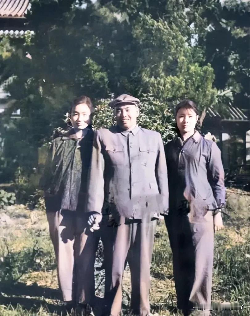 这张照片实在太珍贵了，看看上世纪六十年代在南京的许世友将军与他的两个女儿吧！这才