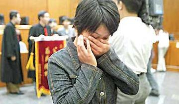 “我保护自己也错了吗！”2003 年，北京，3 位男子深夜强行闯入女生宿舍，殴打