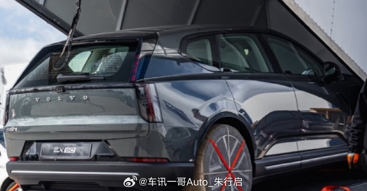 沃尔沃EX60的实拍图曝光整车看起来有点像MPV不知道为啥这种隐藏式的门把手为啥