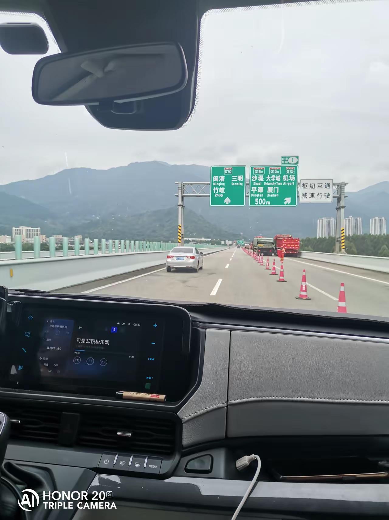 我的一个闺蜜欠我两万元已经五年，我多次向她讨要，她总是说她手头紧，让她缓缓，她买