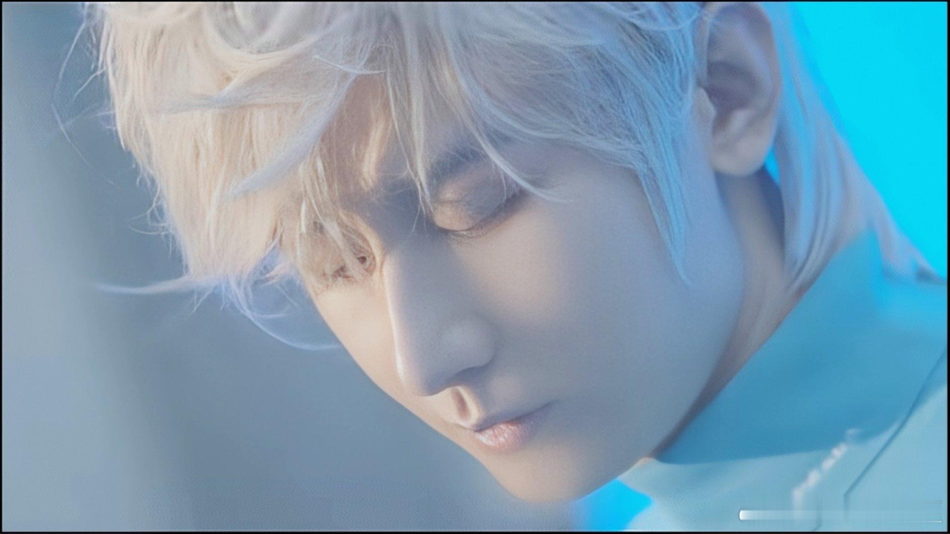 成毅白衣染血回眸的破碎感，如悬崖边上的花，忍不住让人怜惜，不愧是破碎感之神。