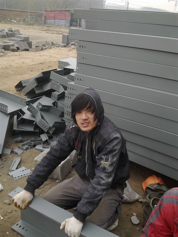2011年，发型主流就是杀马特，头发越长越帅， 当时在建设郑州中原文化艺术学院，