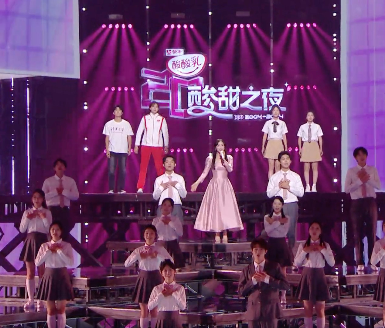 #张含韵唱酸酸甜甜就是我##20年了还是喜欢酸的甜#我哭死！张含韵《酸酸甜甜就是
